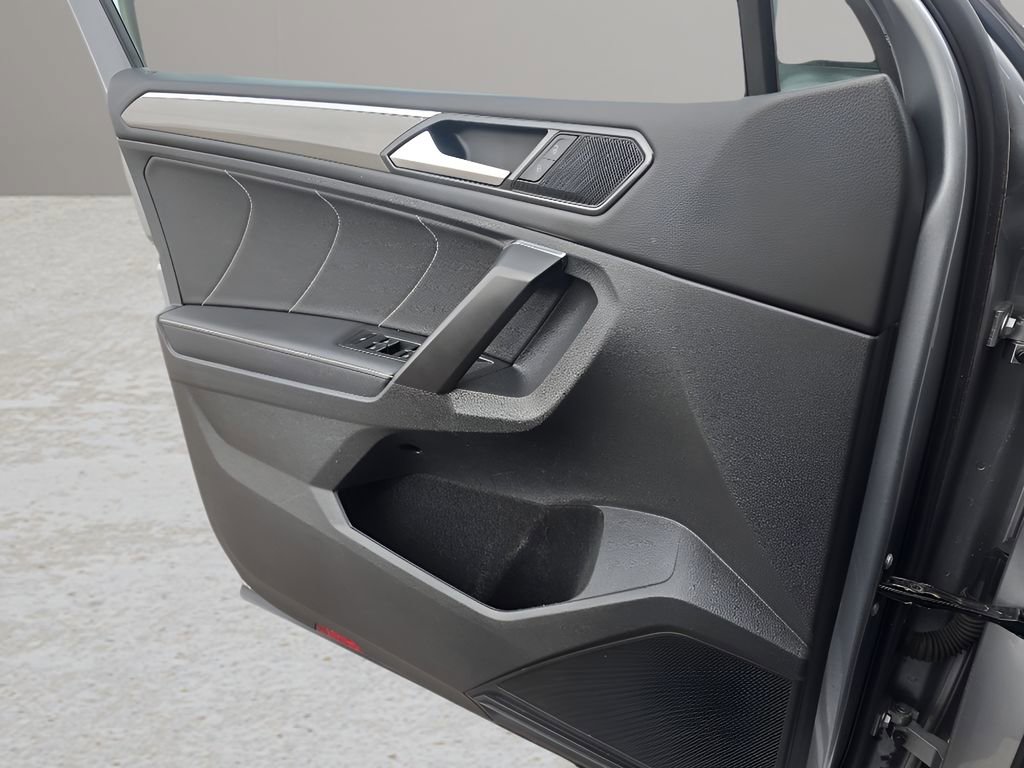 Used 2023 Volkswagen Tiguan SE R-Line image 17