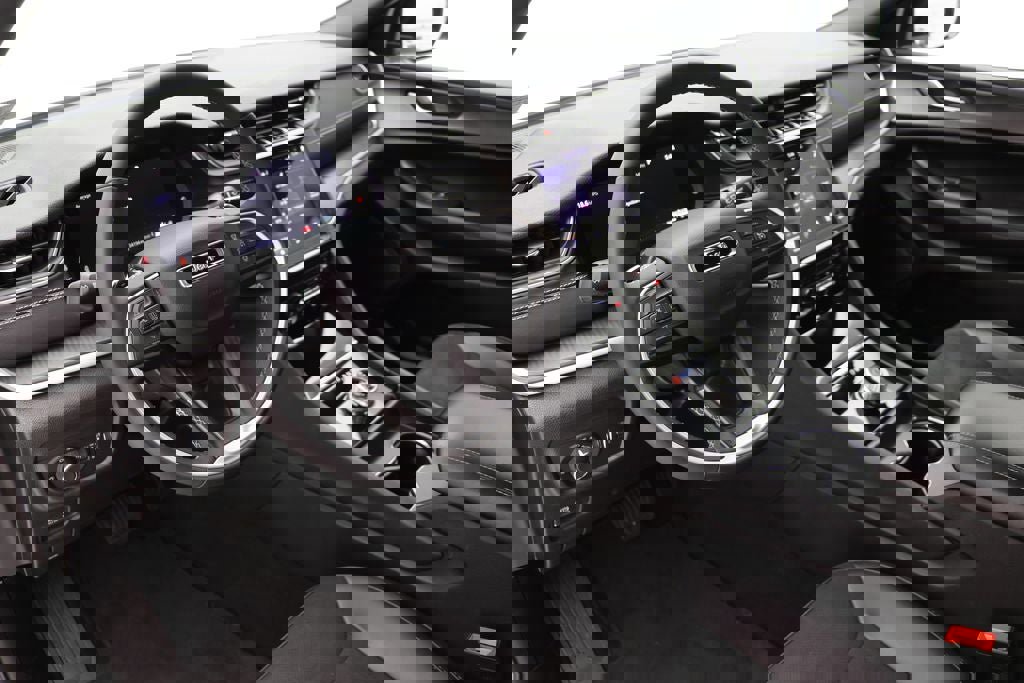 Used 2025 Jeep Grand Cherokee Altitude AWD/4WD image 13