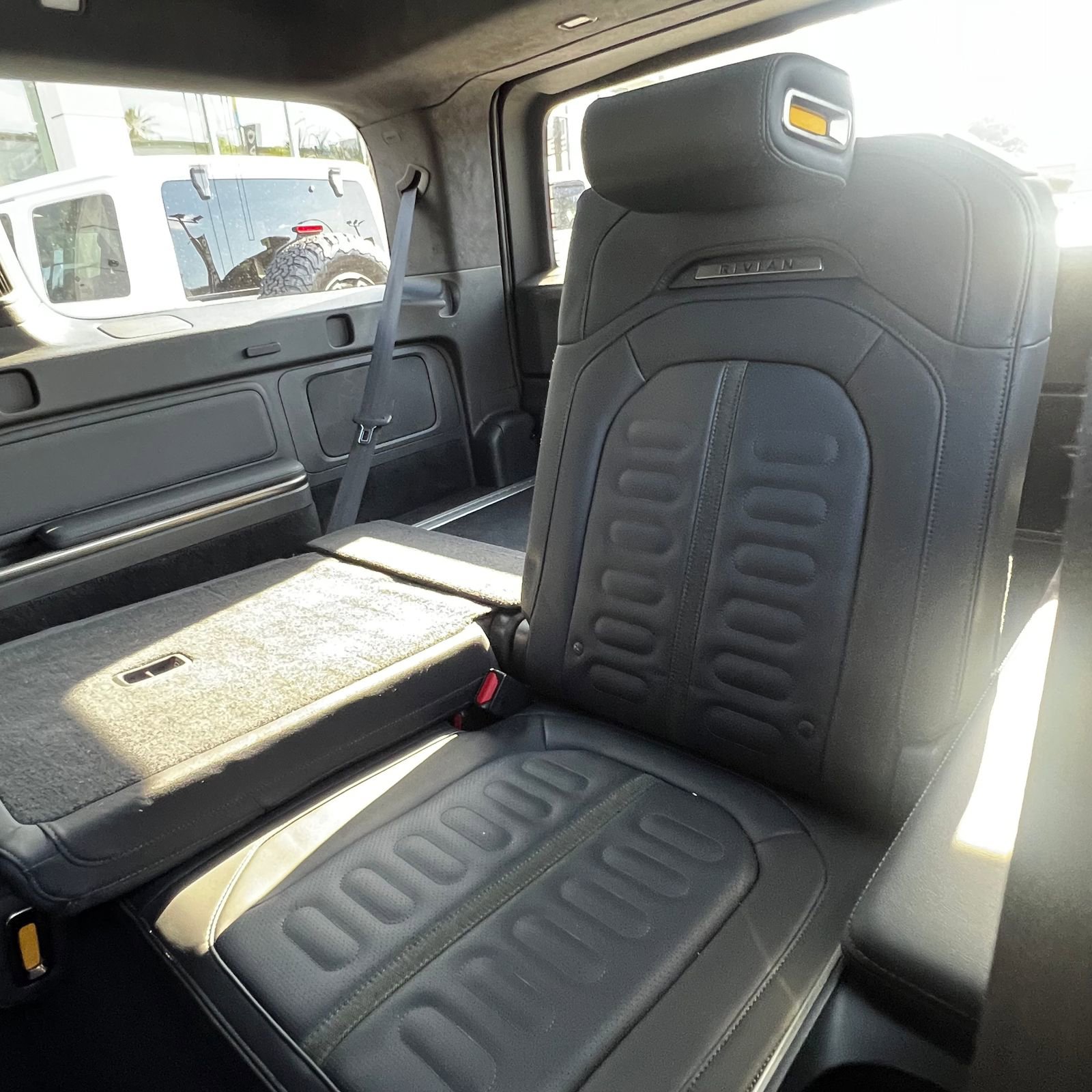 Used 2023 Rivian R1S Adventure AWD/4WD image 32