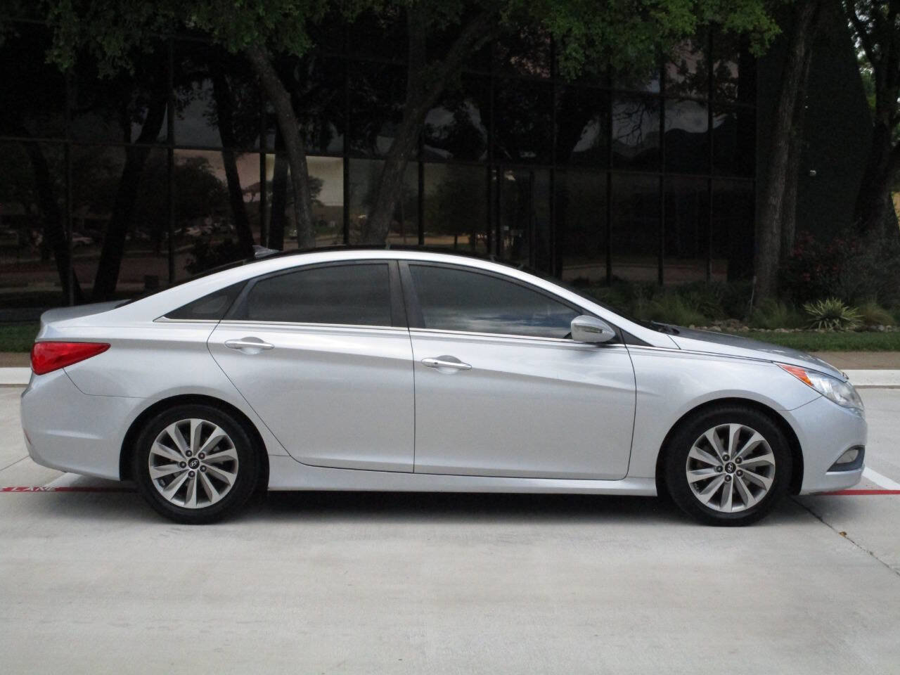 Used 2014 Hyundai Sonata Limited w/ Technology Package 05 FWD image 3