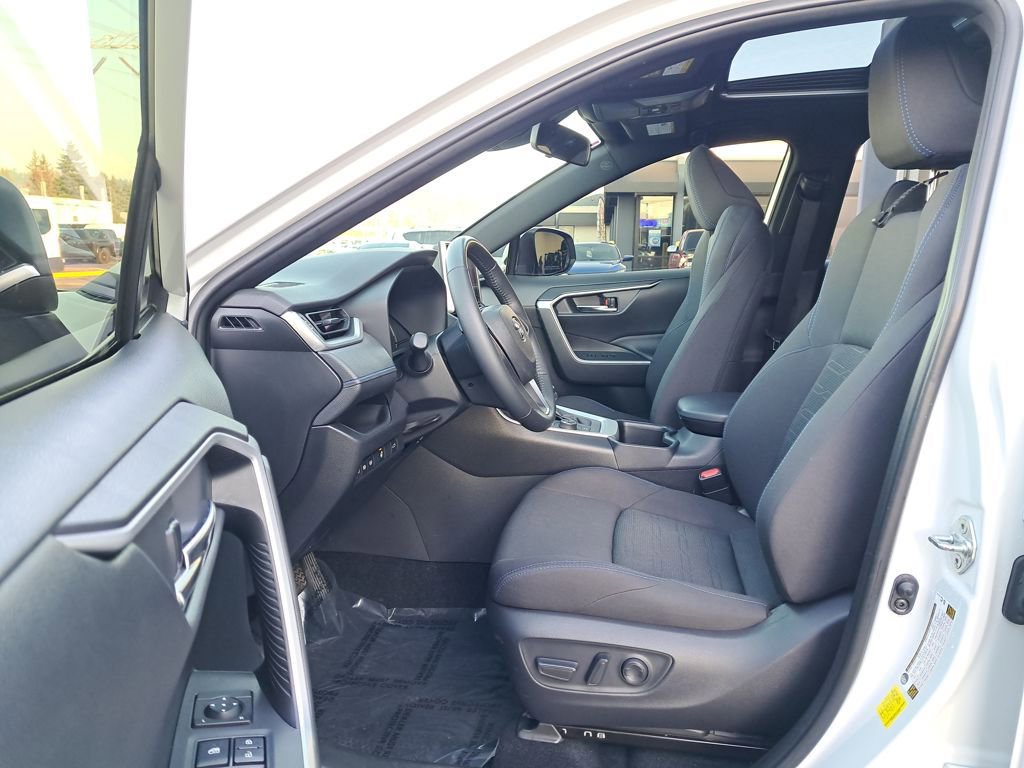 Used 2023 Toyota RAV4 SE image 11