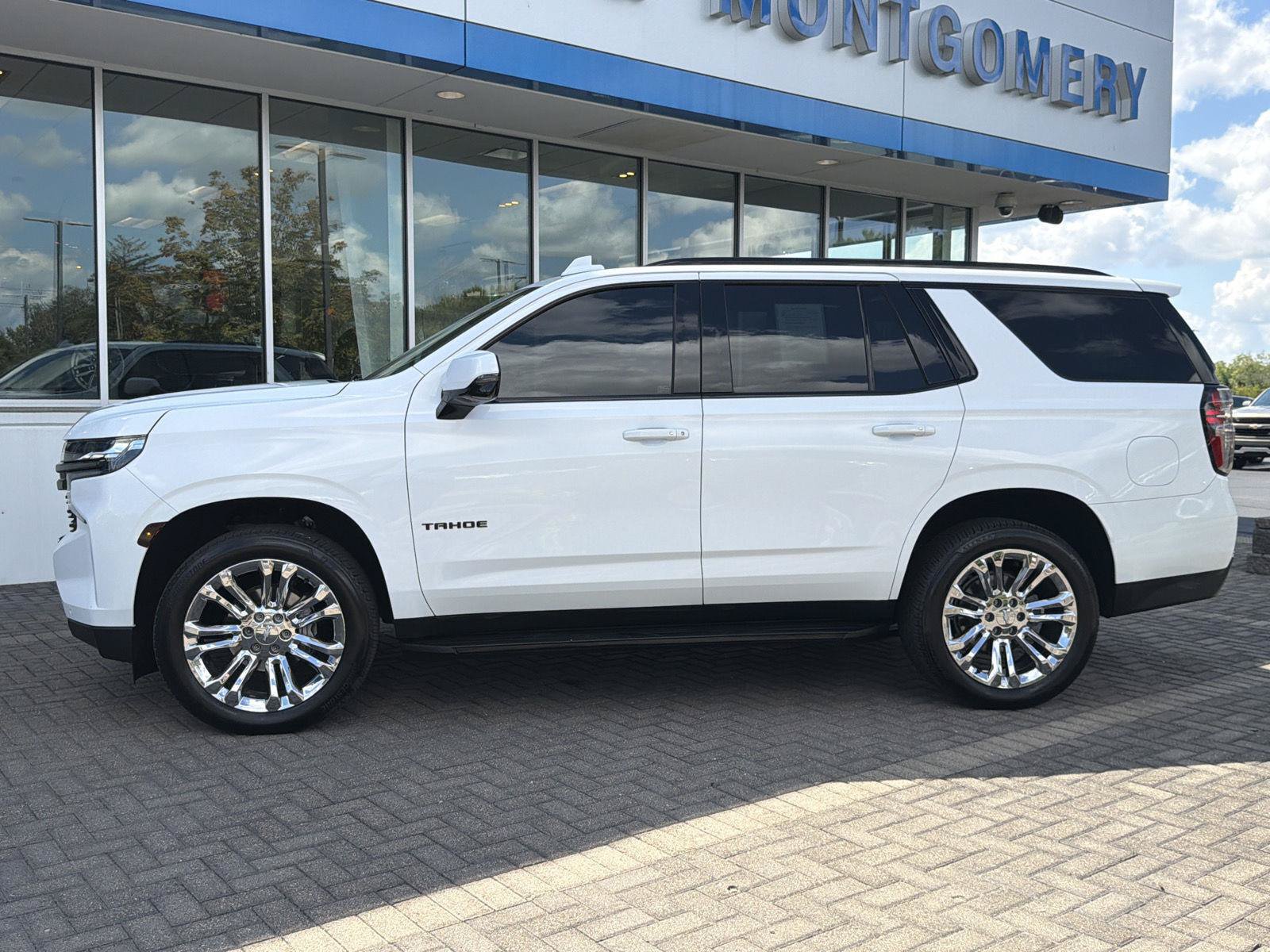 Used 2022 Chevrolet Tahoe RST w/ Luxury Package AWD/4WD image 2