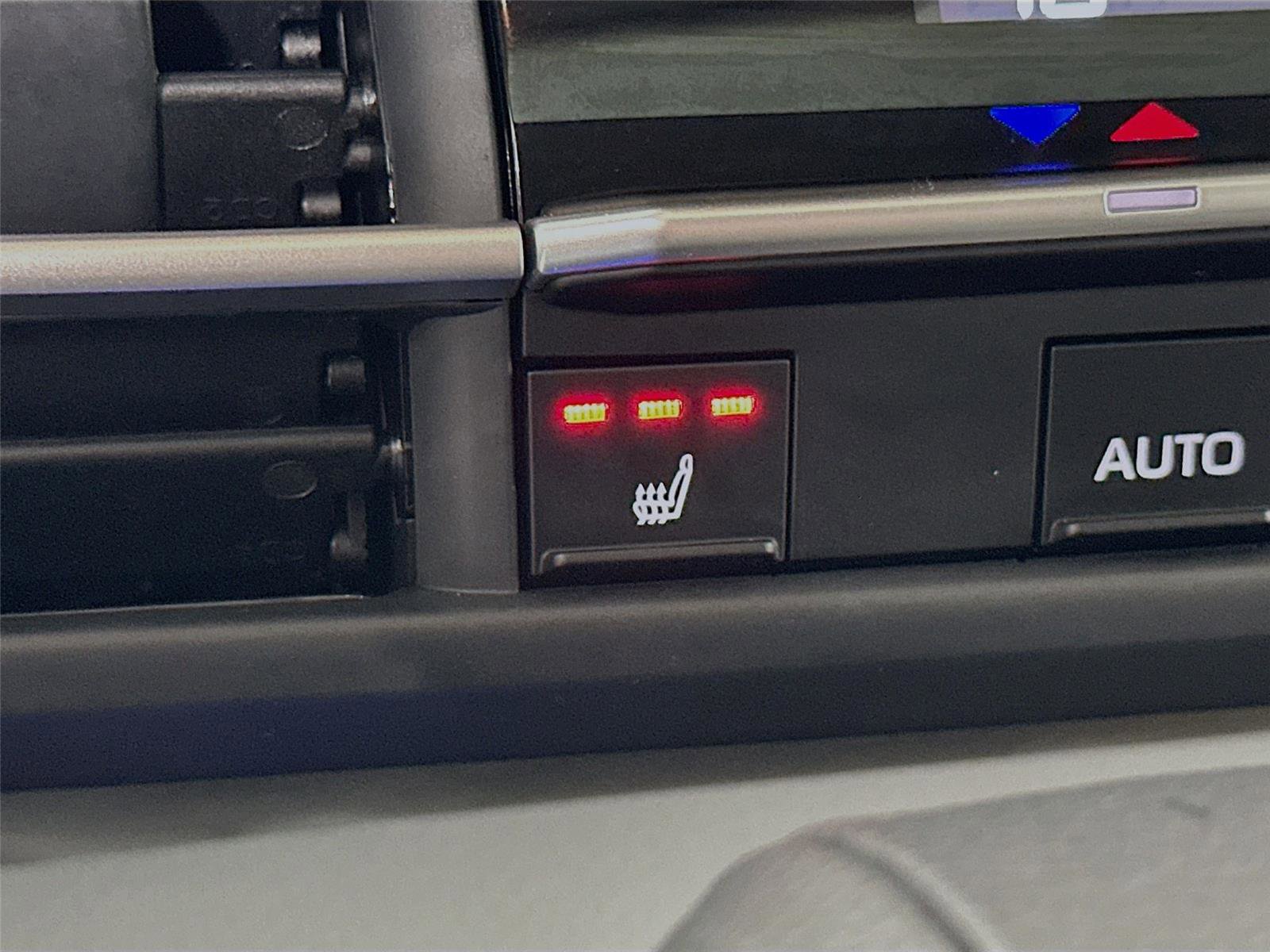 Used 2025 Toyota Sienna XLE w/ XLE Plus Package image 16