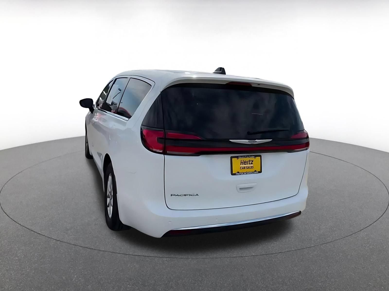 Used 2024 Chrysler Pacifica Touring-L FWD image 10