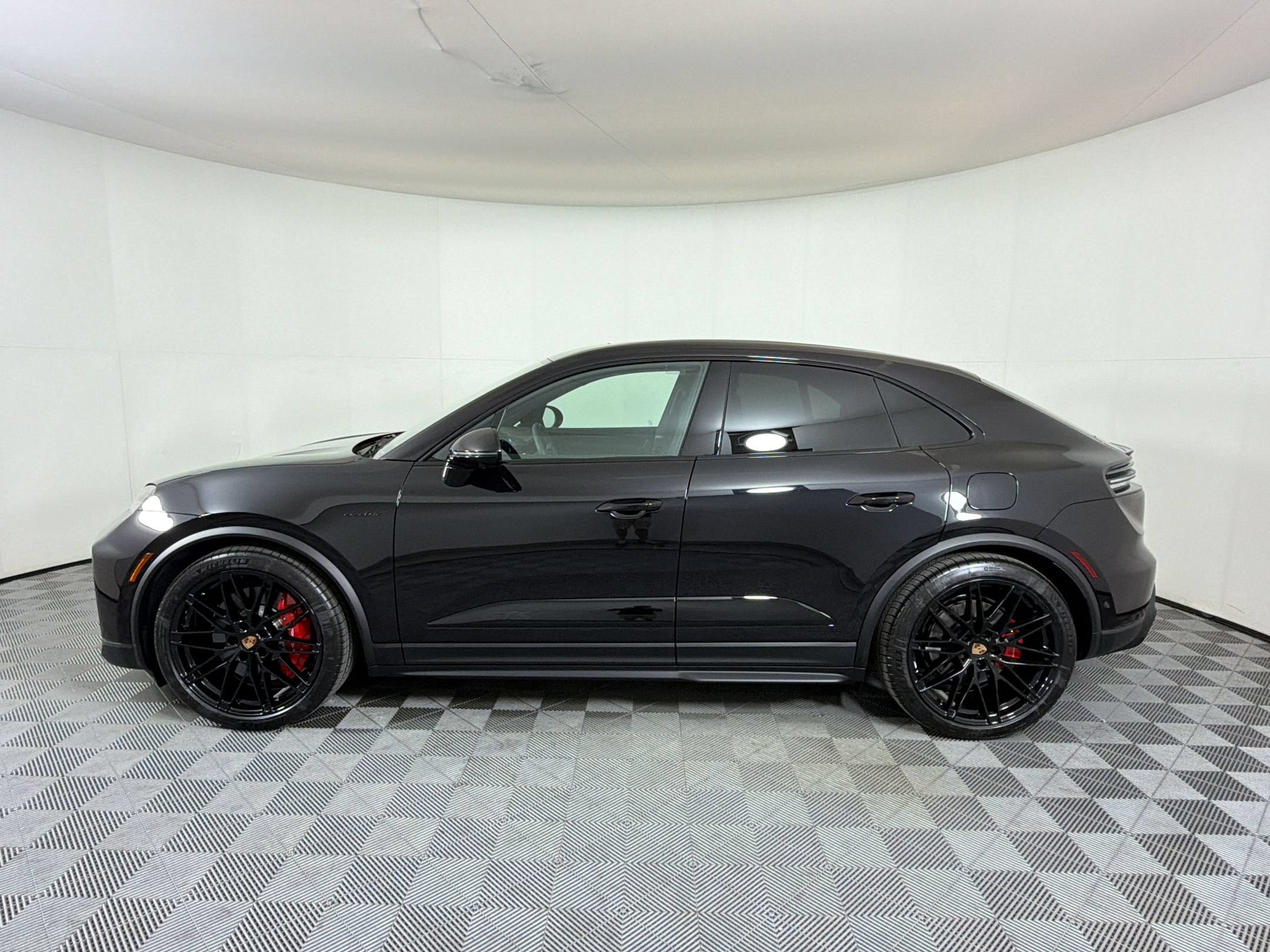 Certified 2026 Porsche Macan GTS Electric AWD/4WD image 2