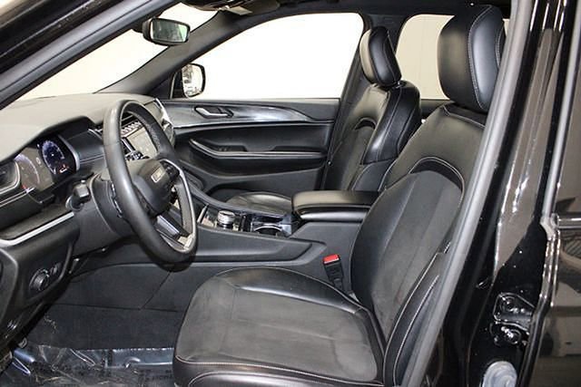 Used 2023 Jeep Grand Cherokee Altitude image 4