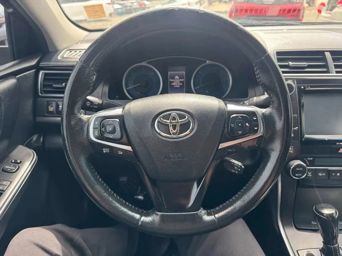 Used 2017 Toyota Camry XLE w/ Moonroof Package FWD image 18