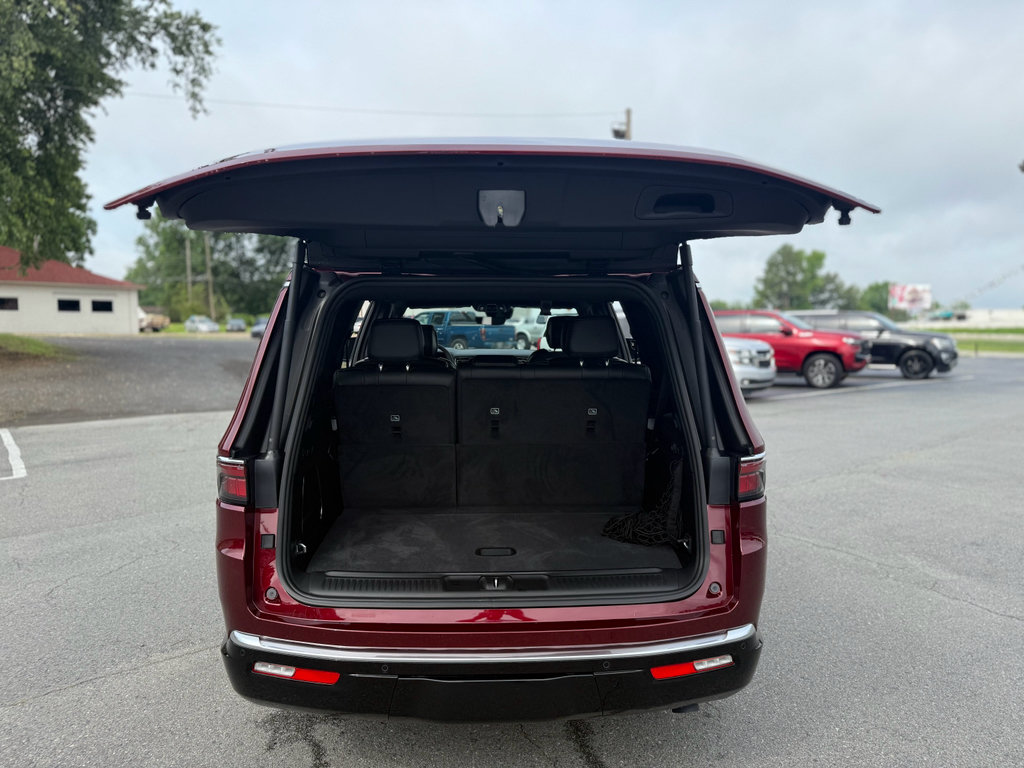 Used 2025 Jeep Wagoneer Series III AWD/4WD image 19