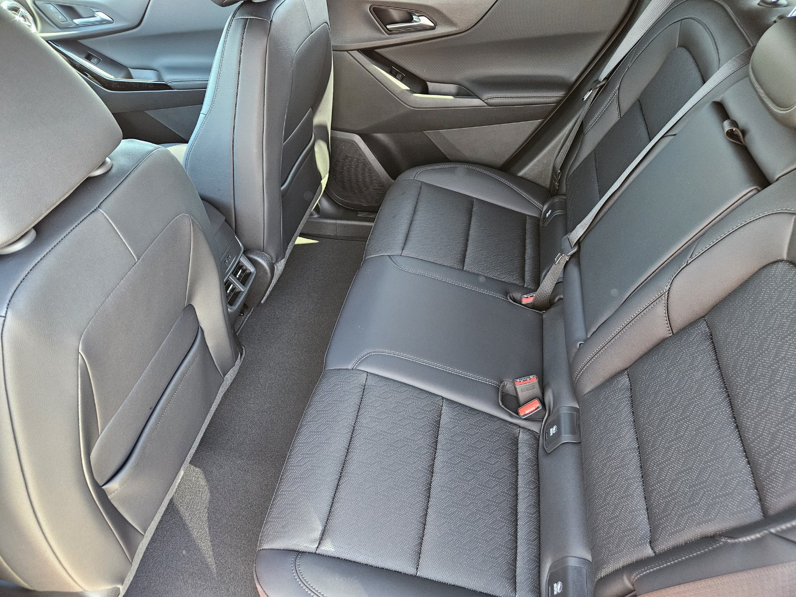 New 2027 Chevrolet Equinox LT w/ Convenience Package II FWD image 26