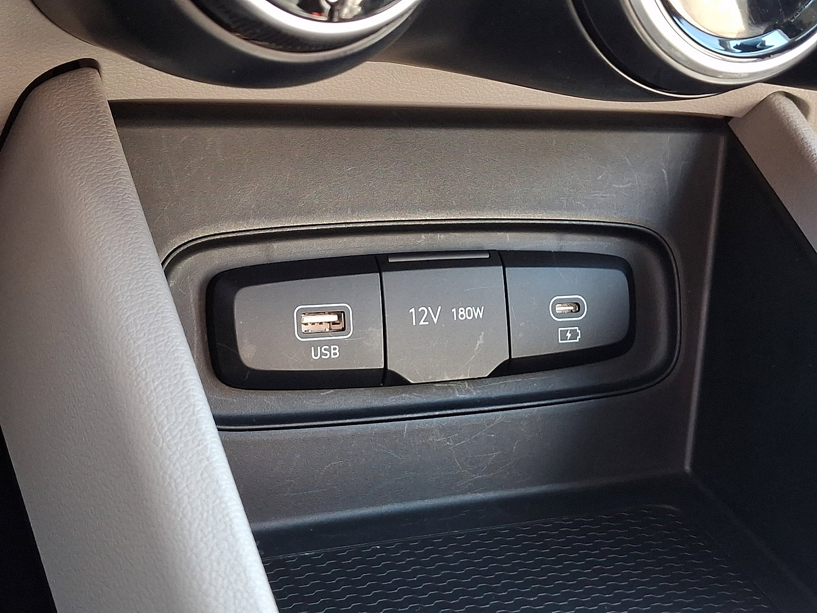 Certified 2023 Hyundai Venue SEL image 24