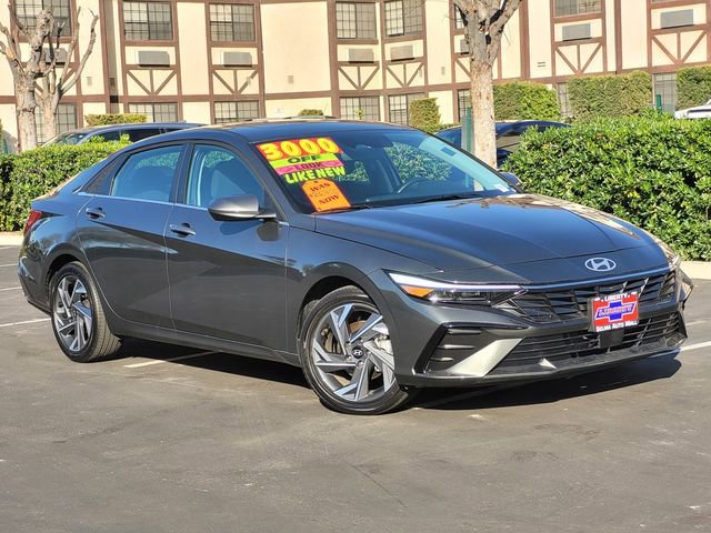 Used 2025 Hyundai Elantra SEL image 2