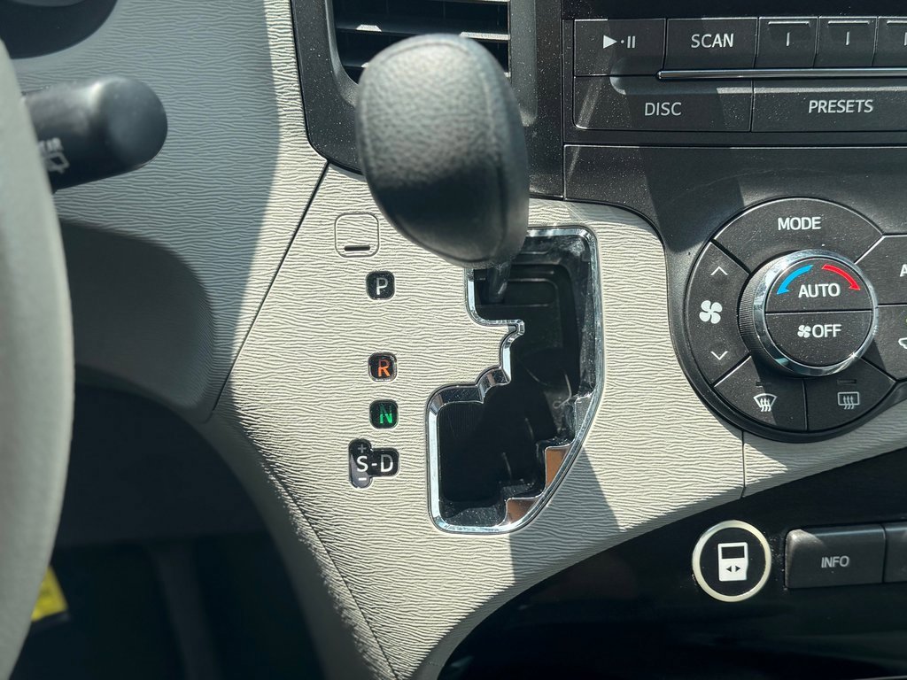 Used 2013 Toyota Sienna LE image 17