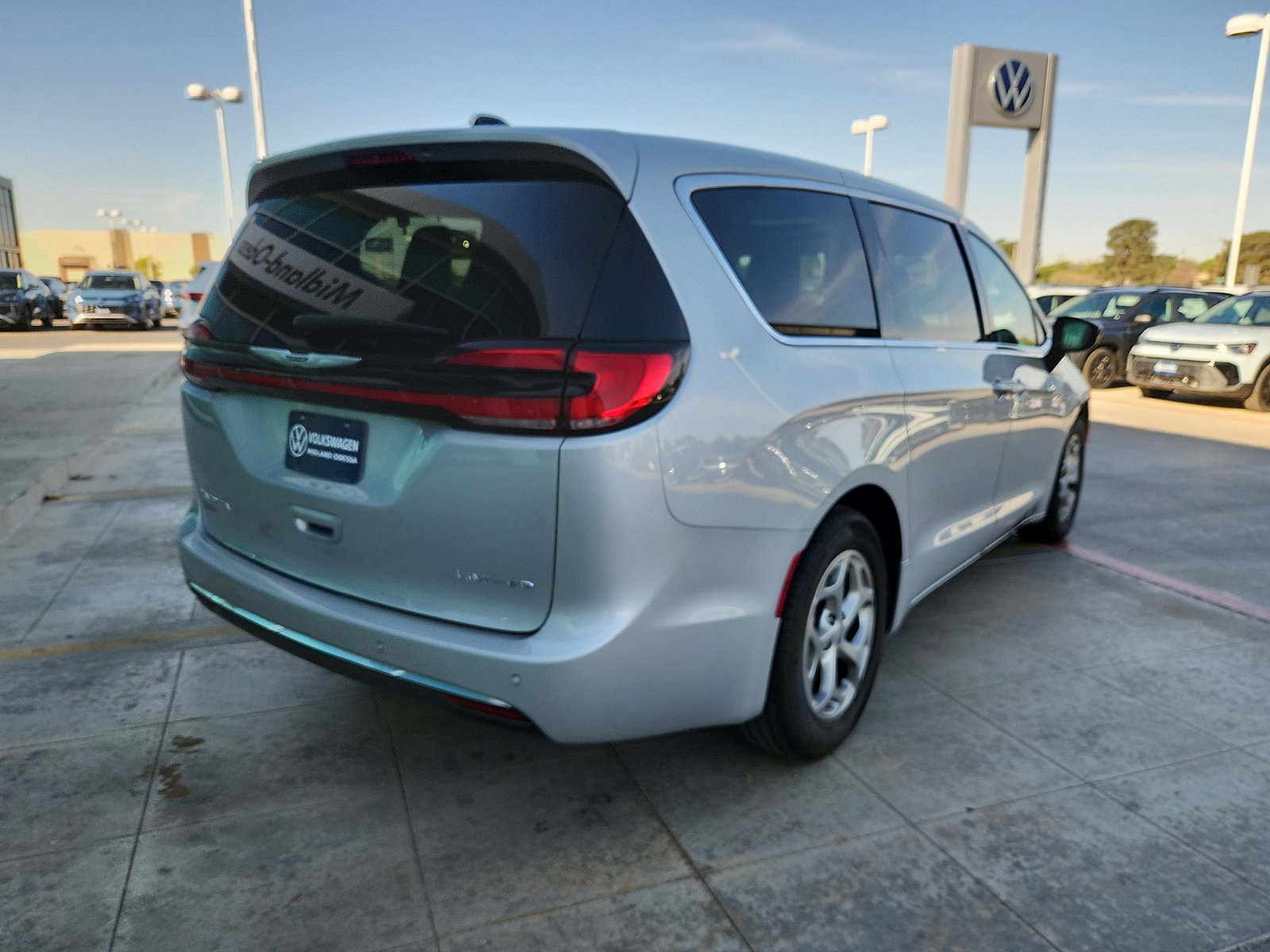 Used 2024 Chrysler Pacifica Limited image 7