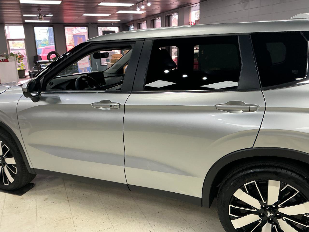 Used 2025 Mitsubishi Outlander AWD image 34