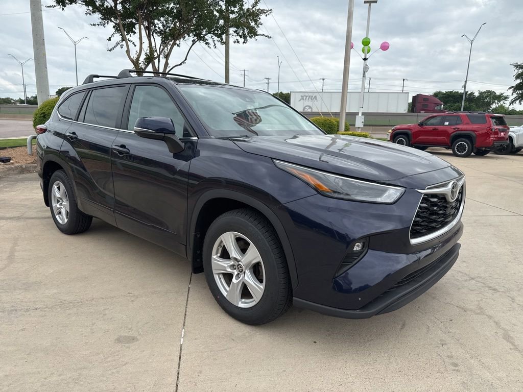 Used 2023 Toyota Highlander LE FWD image 8