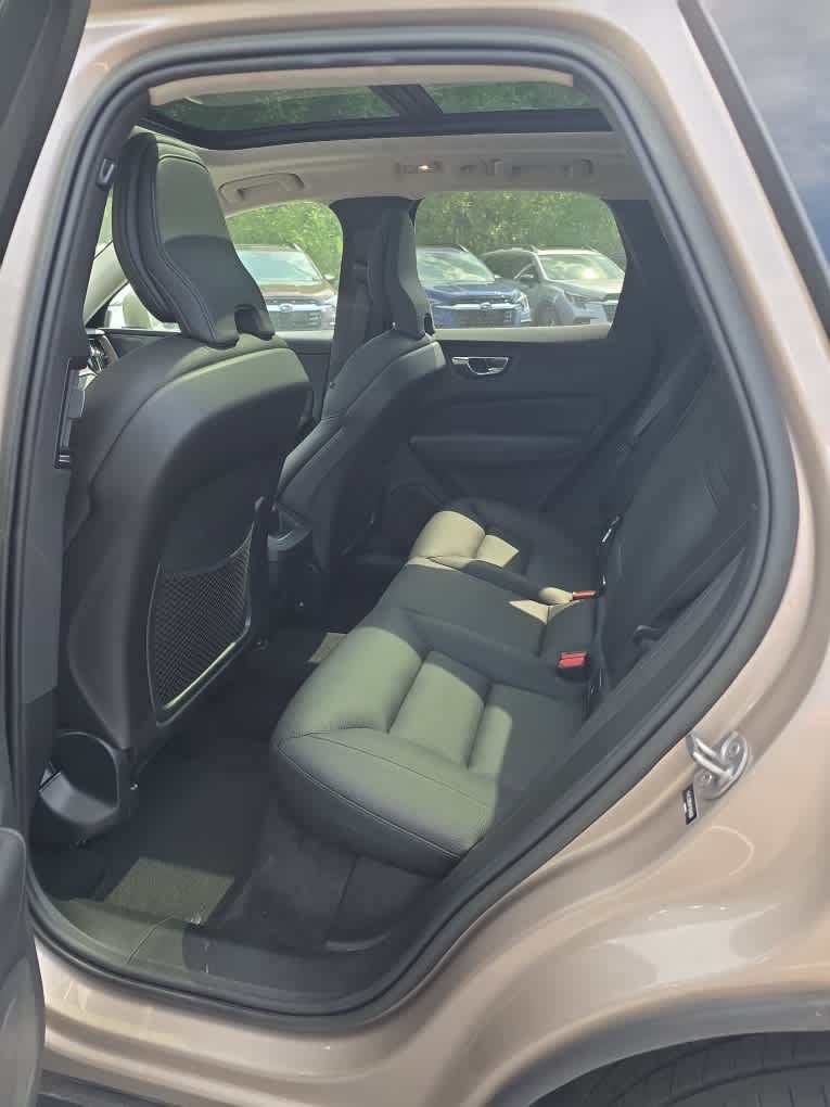 Used 2023 Volvo XC60 B5 Plus w/ Climate Package AWD/4WD image 6