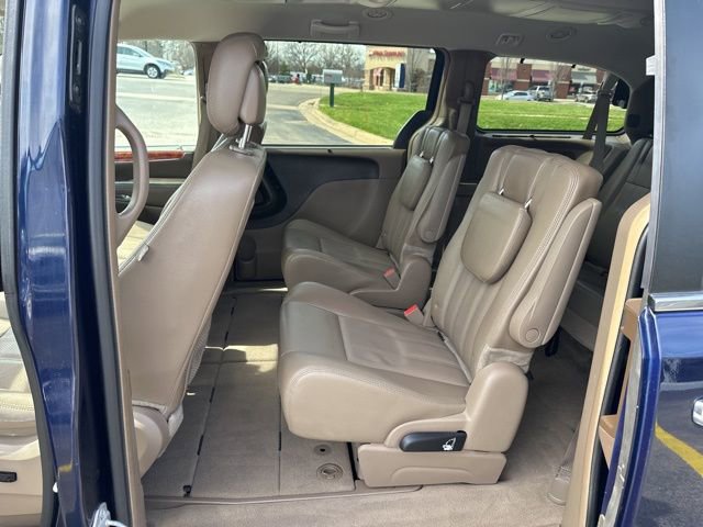 Used 2016 Chrysler Town & Country Touring-L w/ Driver Convenience Group image 13