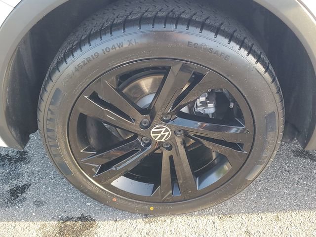 Certified 2024 Volkswagen Tiguan SE R-Line image 5