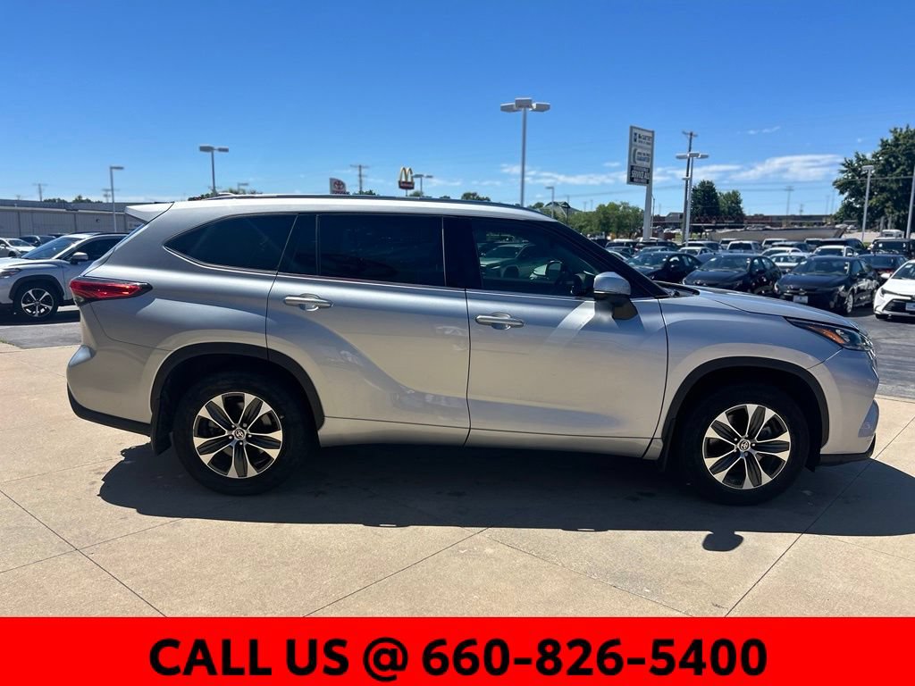 Used 2020 Toyota Highlander XLE AWD/4WD image 4