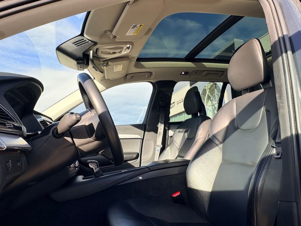 Used 2021 Volvo XC90 T5 Momentum w/ Advanced Package image 2