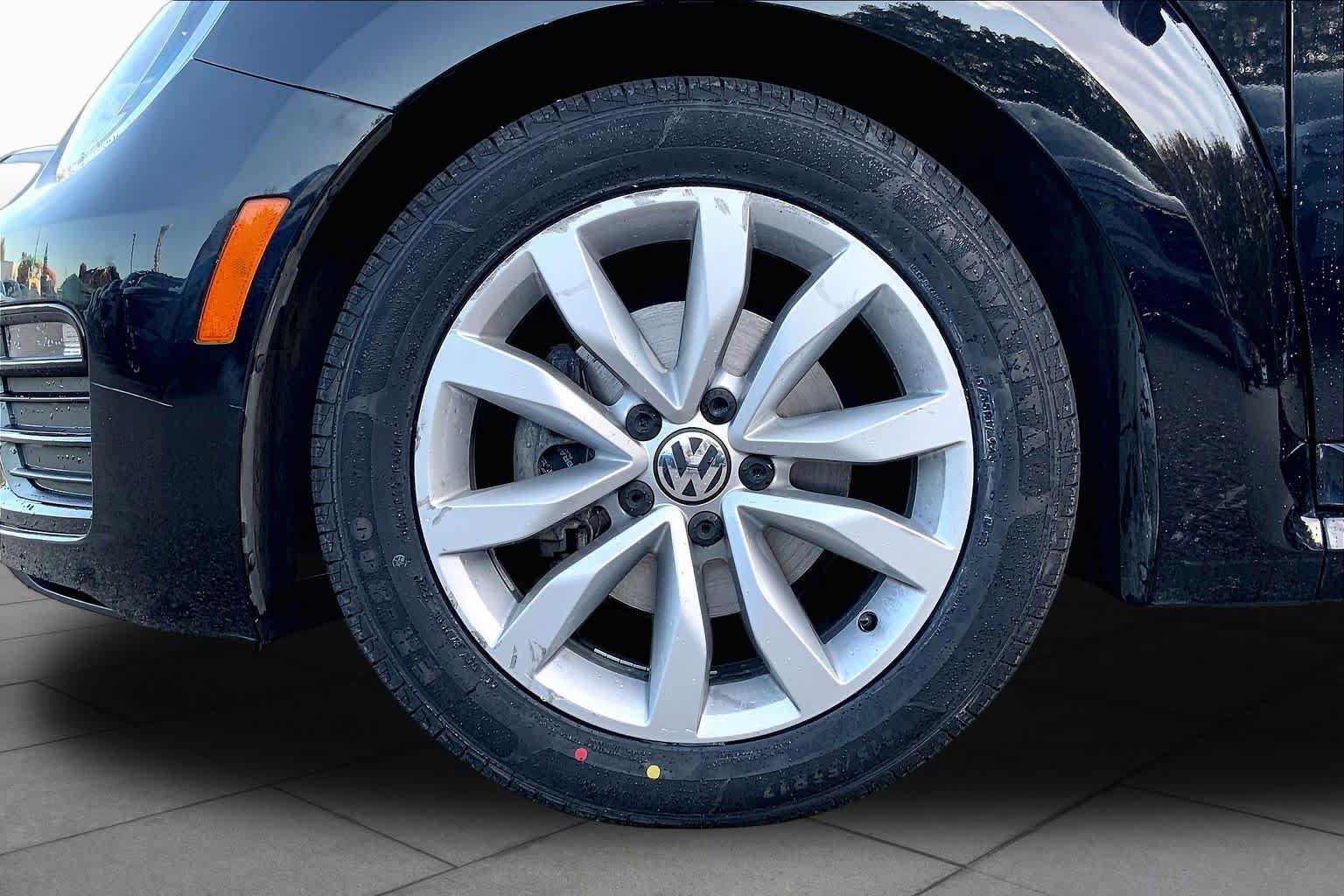 Used 2017 Volkswagen Beetle 1.8T Classic FWD image 11