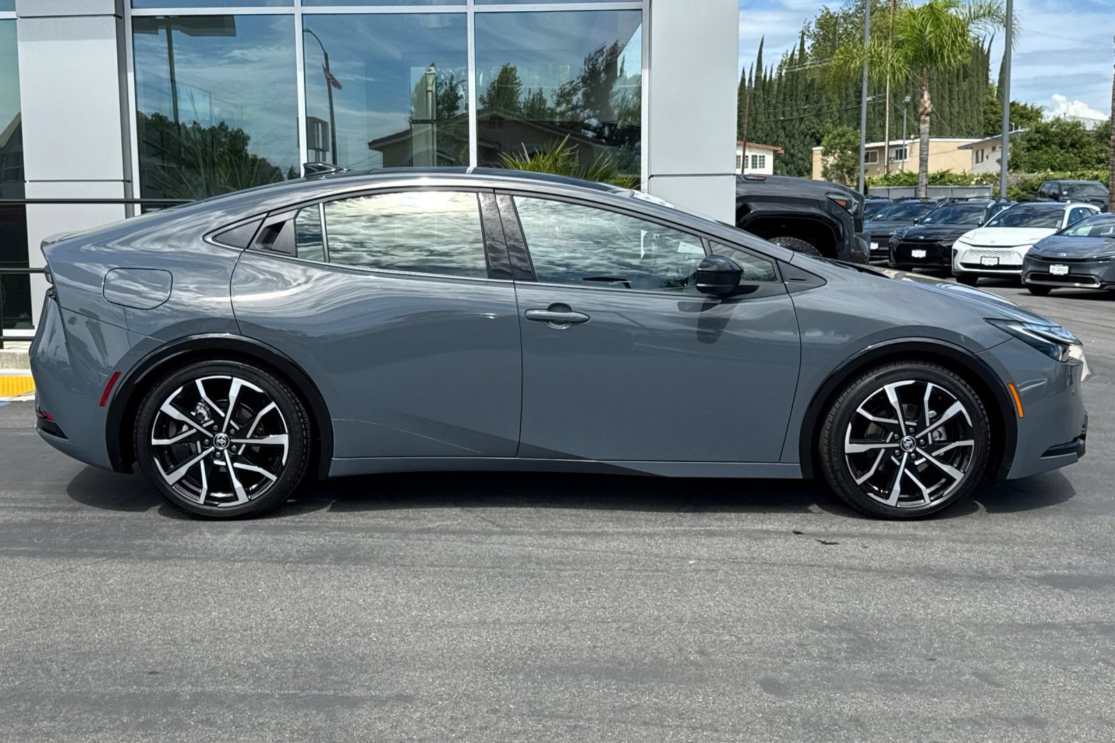 Used 2023 Toyota Prius Prime Premium FWD image 4
