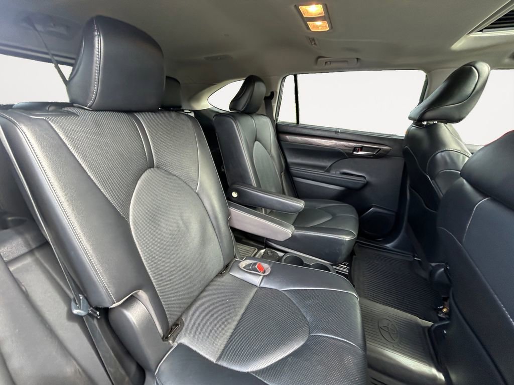Used 2023 Toyota Highlander Limited image 11