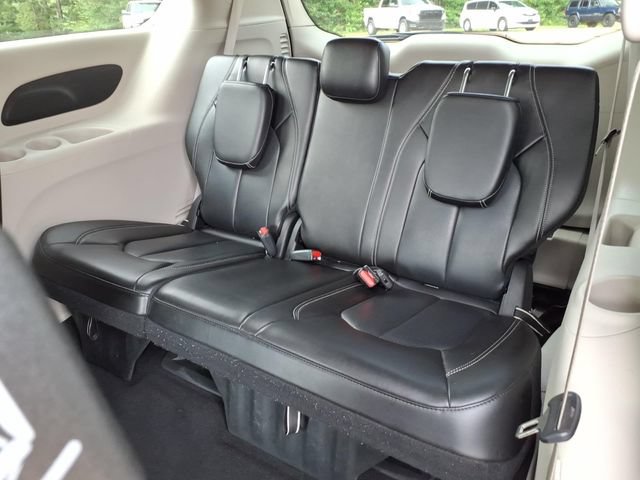 Used 2023 Chrysler Pacifica Touring-L FWD image 17