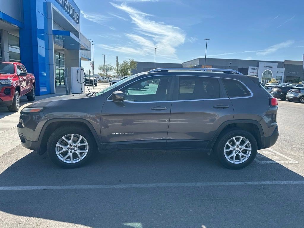 Used 2018 Jeep Cherokee Latitude Plus w/ Comfort/Convenience Group FWD image 2