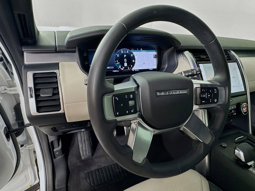 Used 2024 Land Rover Discovery Dynamic SE image 11