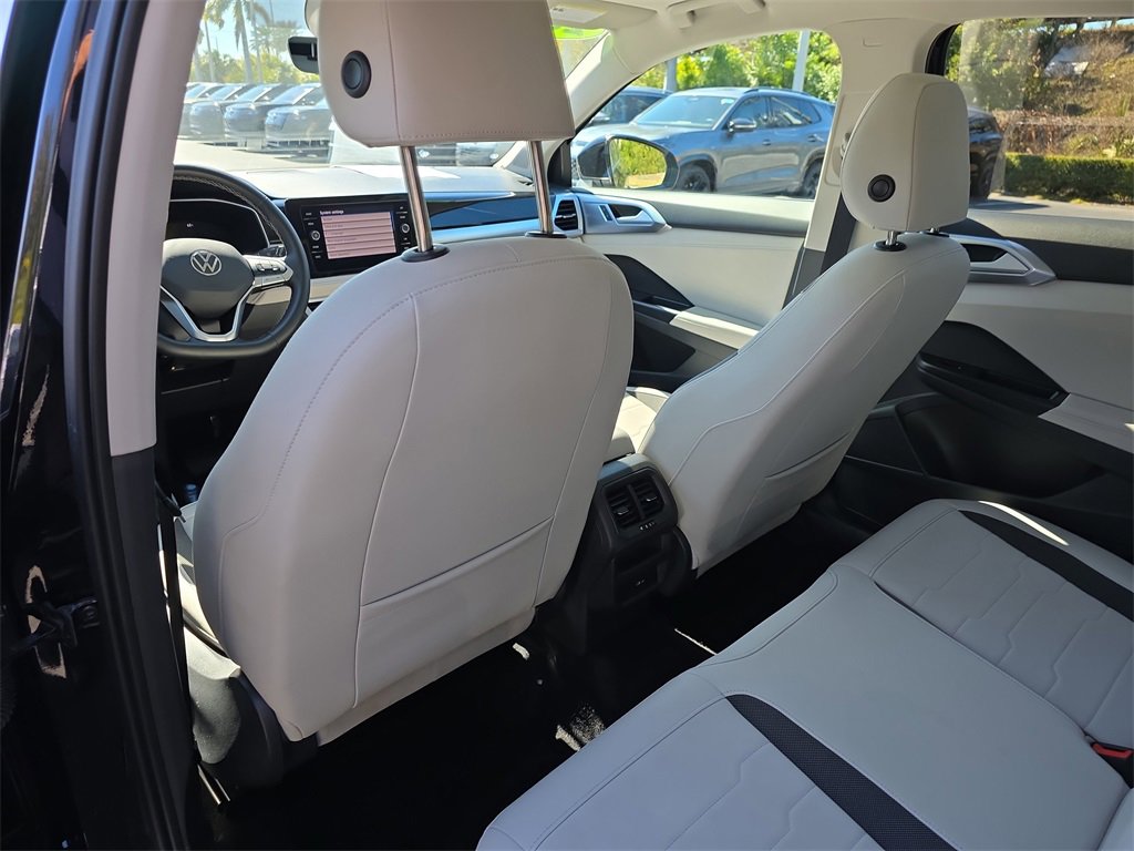 Used 2025 Volkswagen Taos SE image 10