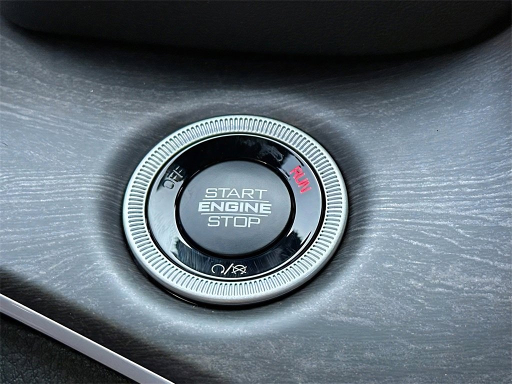 New 2025 Jeep Grand Cherokee Limited w/ Black Appearance Package image 13