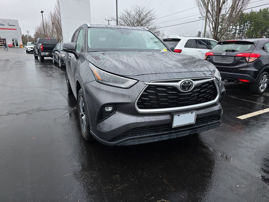 Used 2022 Toyota Highlander XLE AWD/4WD image 9