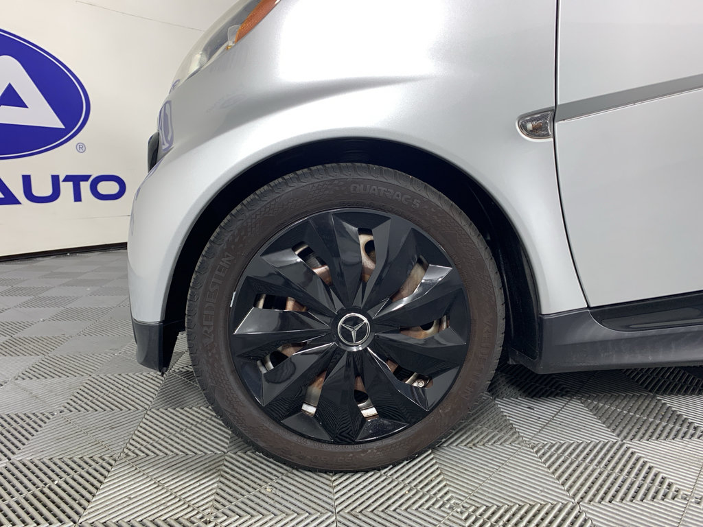 Used 2015 smart fortwo pure RWD image 11