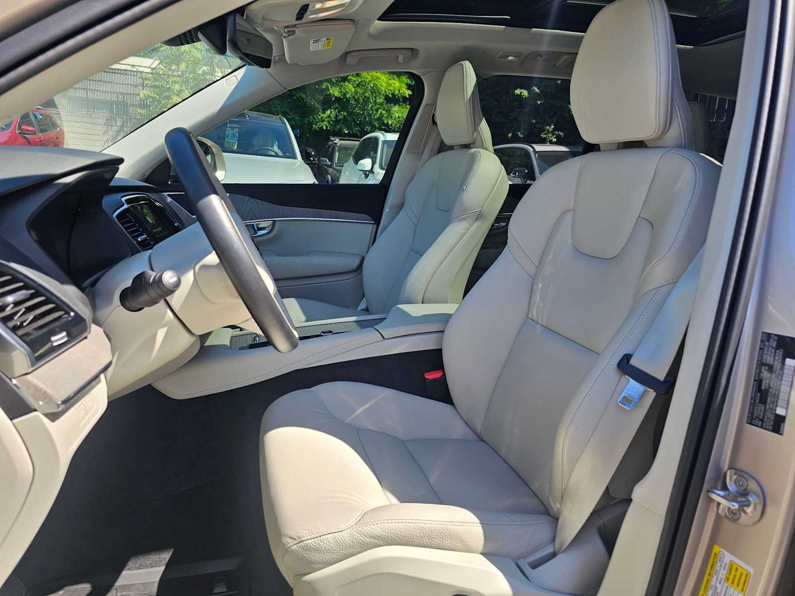Used 2025 Volvo XC90 T8 Plus w/ Protection Package Premier AWD/4WD image 21