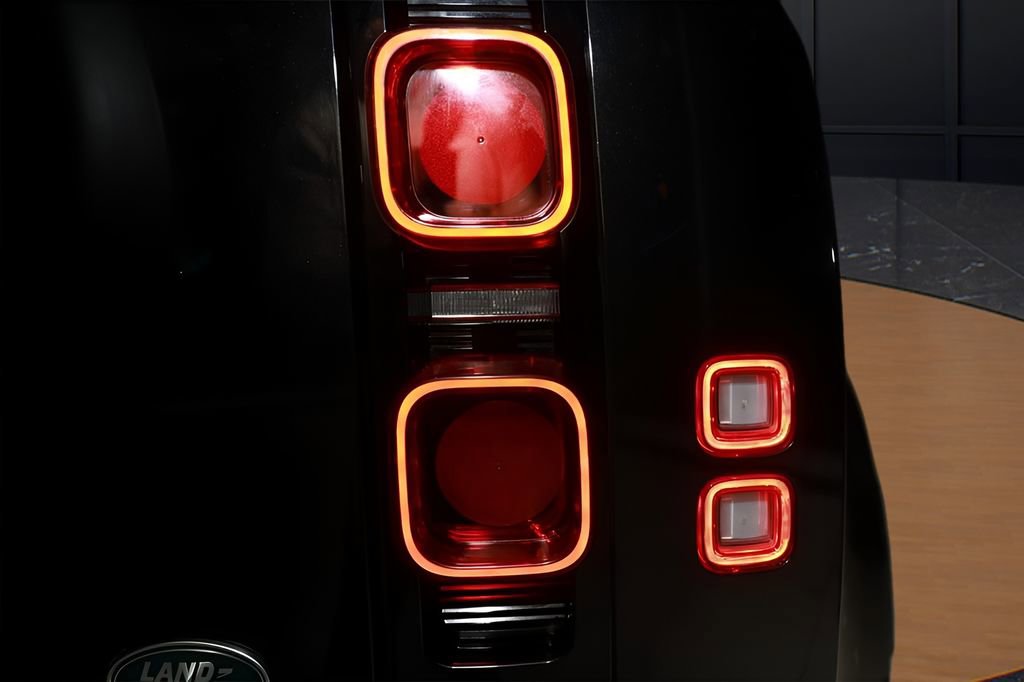 Used 2023 Land Rover Defender 110 X-Dynamic SE image 25