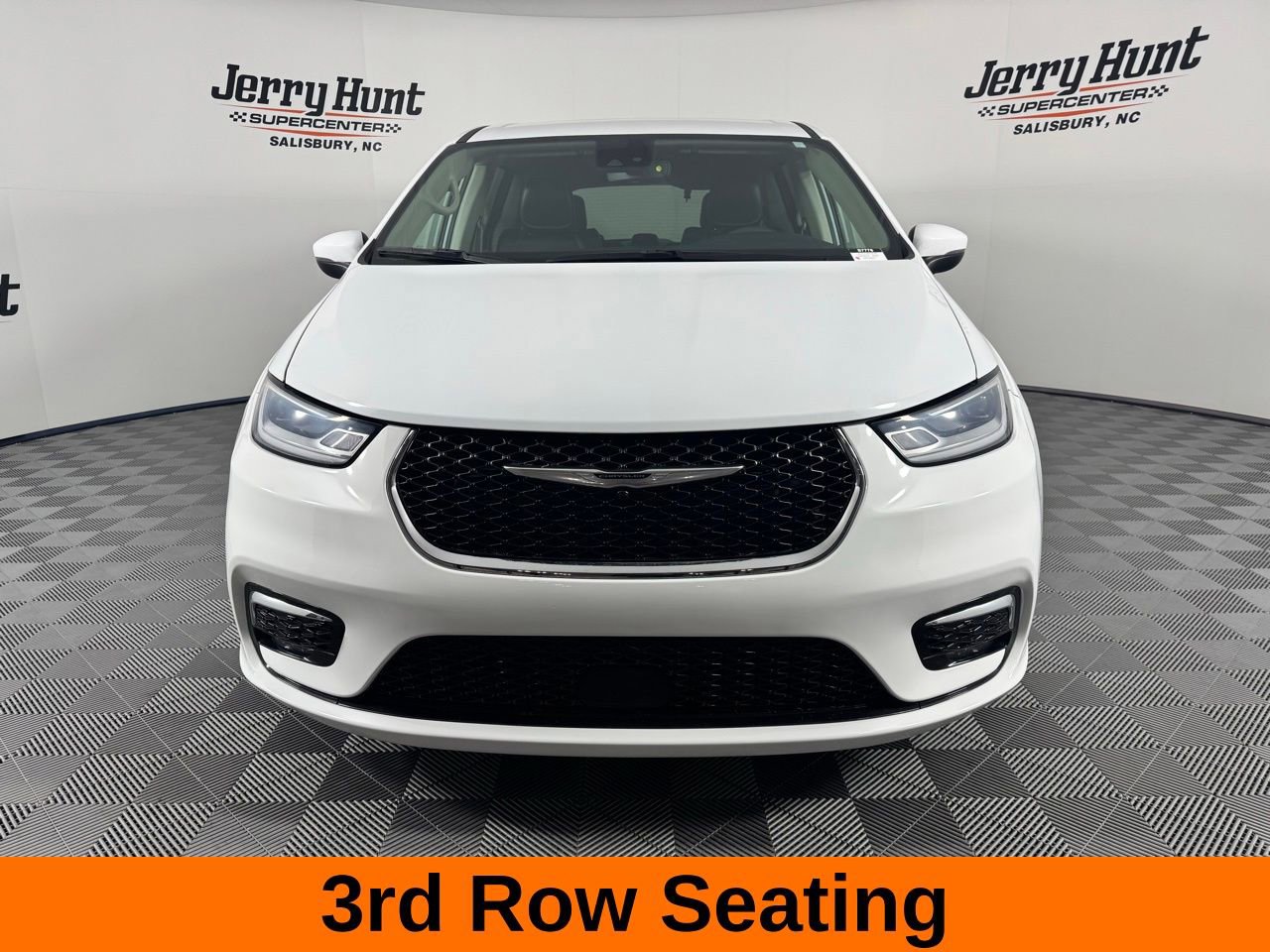 Used 2023 Chrysler Pacifica Touring-L image 6