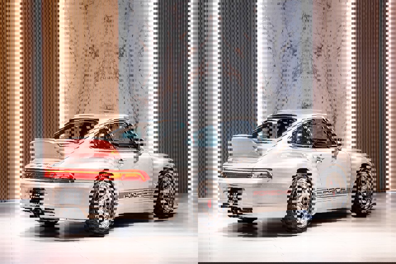 Used 1995 Porsche 911 Carrera image 2