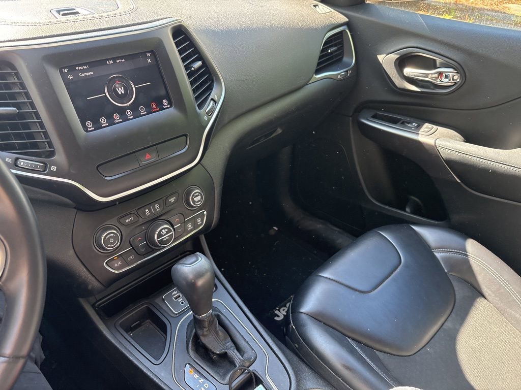 Used 2019 Jeep Cherokee Latitude Plus w/ Comfort/Convenience Group FWD image 19