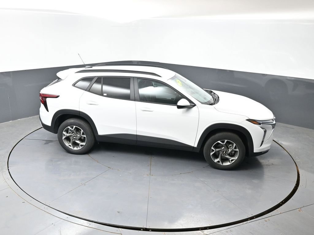 Used 2025 Chevrolet Trax LT FWD image 43