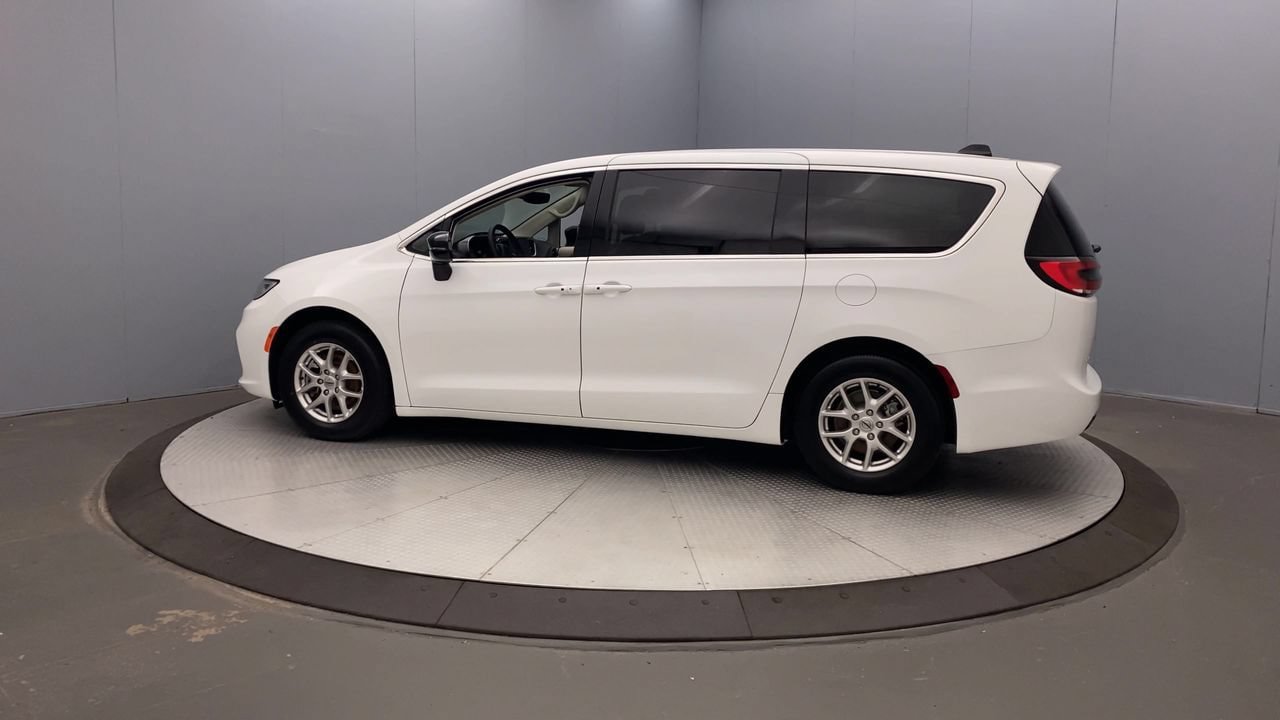 Used 2024 Chrysler Pacifica Touring-L FWD image 2