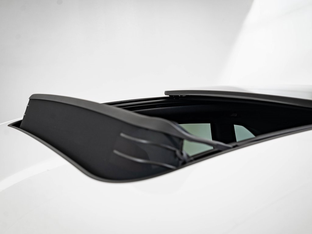 Certified 2025 Porsche Macan Turbo image 14