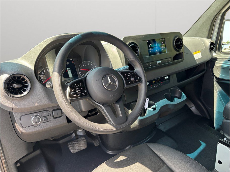 Used 2024 Mercedes-Benz Sprinter 2500 image 6