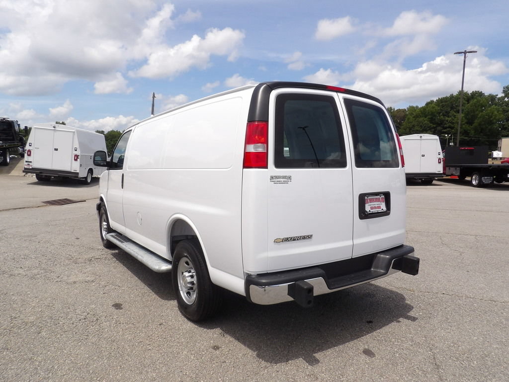 Used 2025 Chevrolet Express 2500 w/ Driver Convenience Package RWD image 5