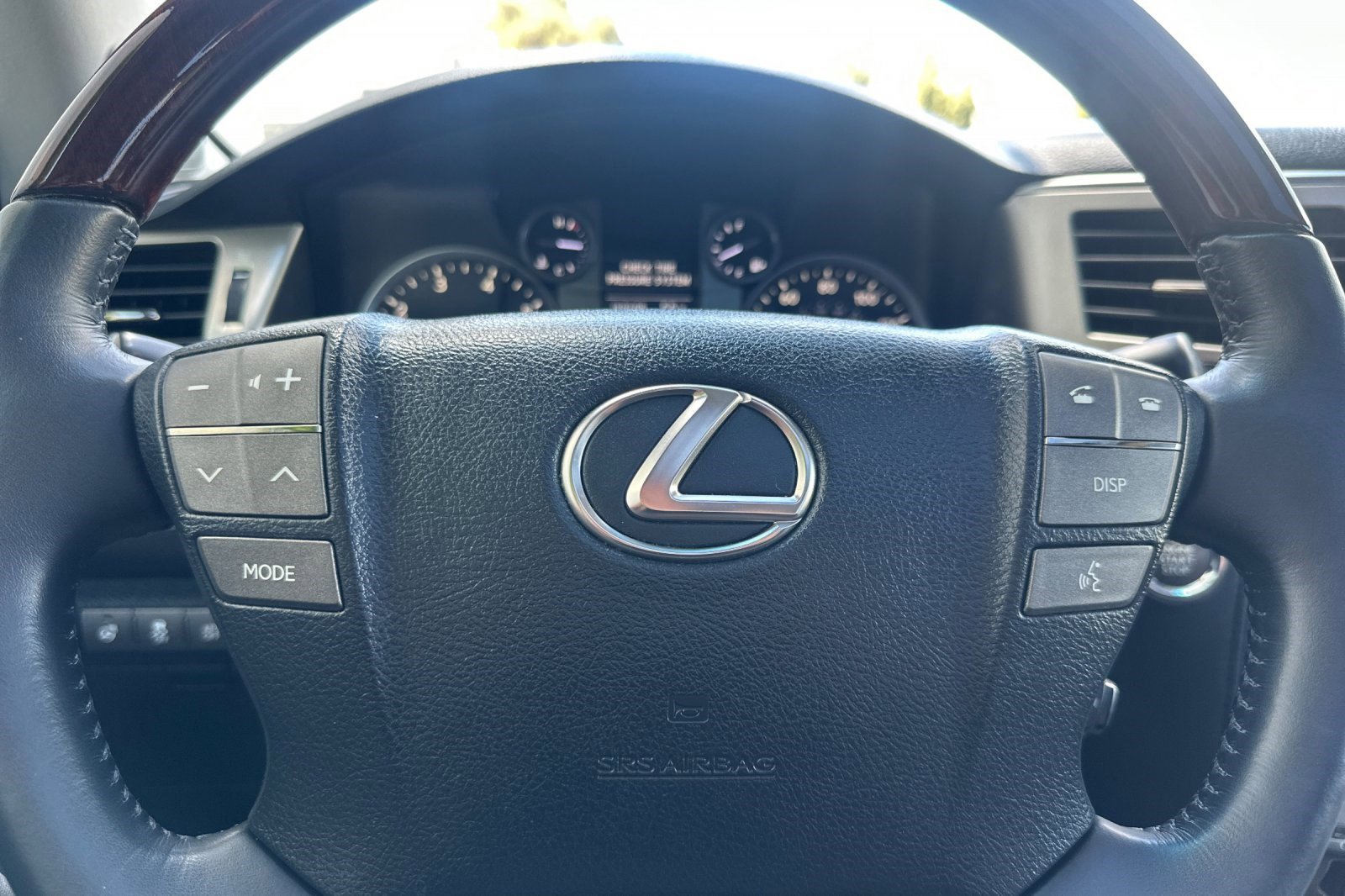 Used 2015 Lexus LX 570 4WD w/ Luxury Package image 31
