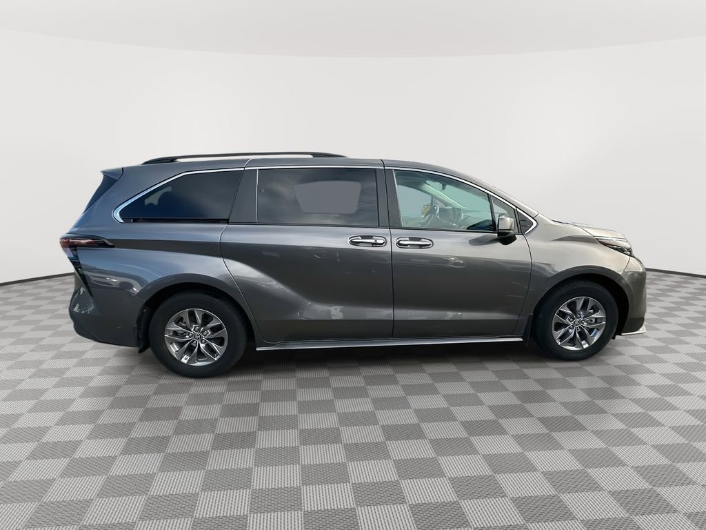 Used 2023 Toyota Sienna XLE image 2