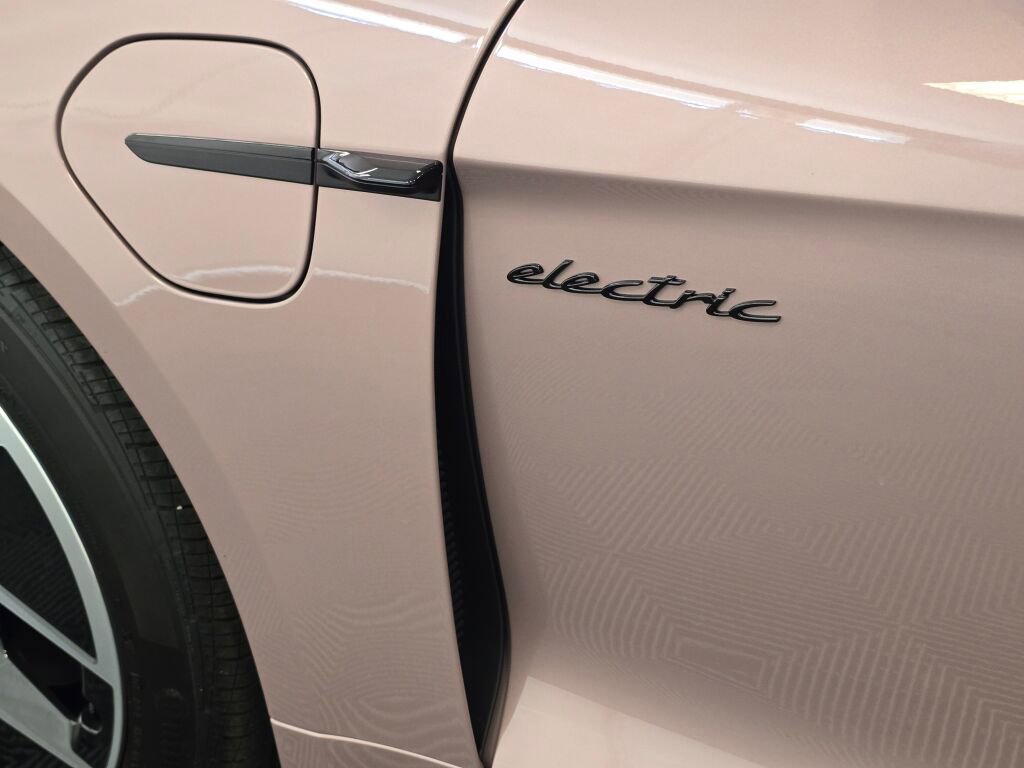 New 2025 Porsche Taycan image 21
