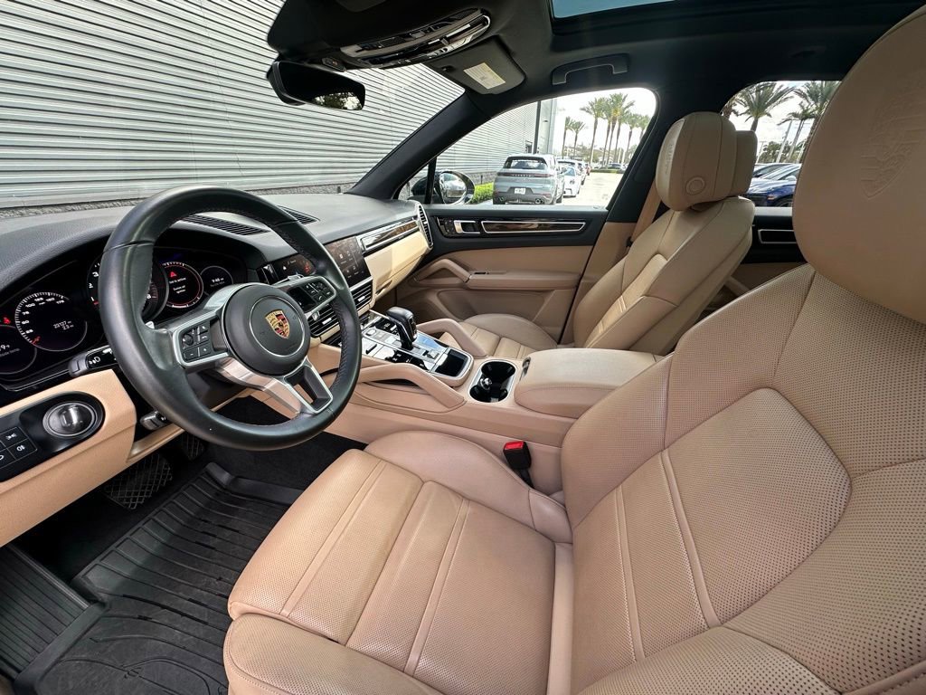 Certified 2023 Porsche Cayenne Platinum Edition image 4