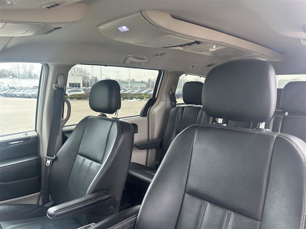 Used 2016 Chrysler Town & Country Touring-L w/ Driver Convenience Group image 11