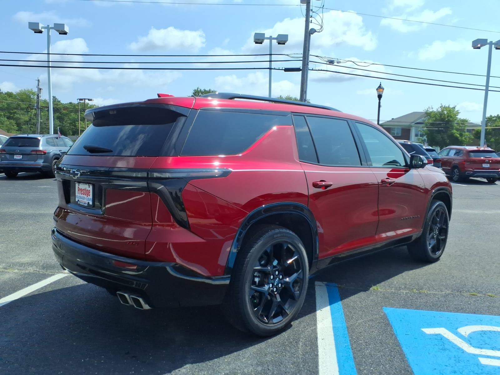 Used 2024 Chevrolet Traverse RS FWD image 2